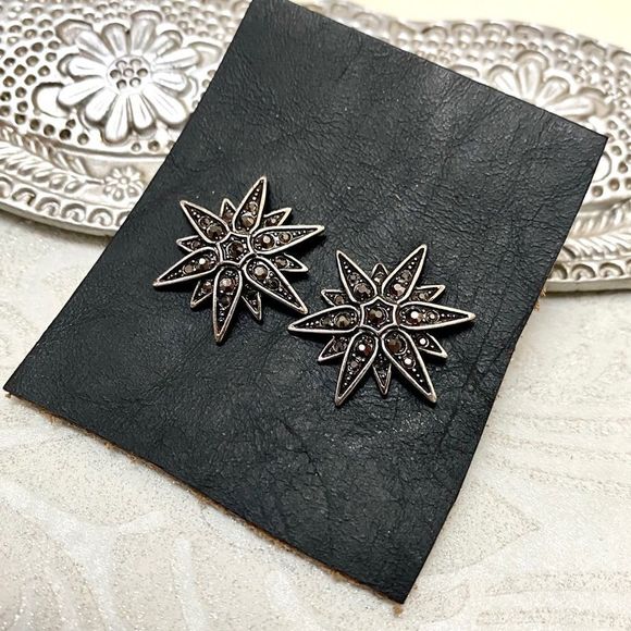 STAR FLOWER SHAPED SILVER & GUNMETAL TONE EARRINGS WITH MARCASITE STONES NIB - Picture 2 of 8